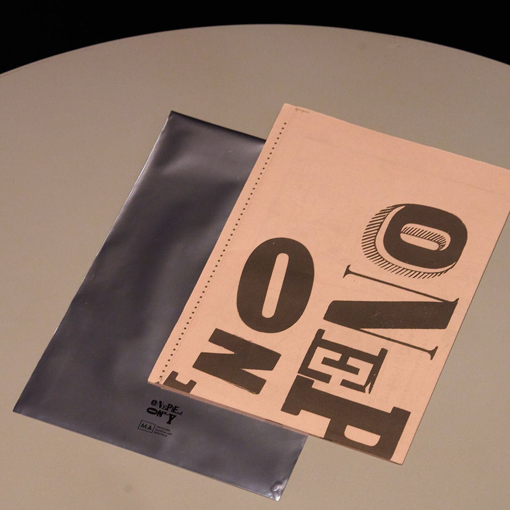 Affiche typographique aléatoire (1 pièce) - One Piece Only Exhibition – japonais | JapanResell